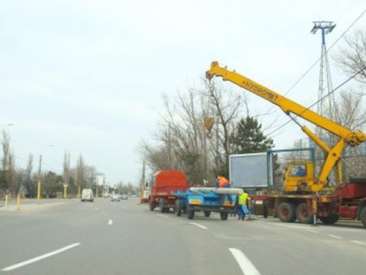 Se pune la loc stâlpul dărâmat în Mamaia
